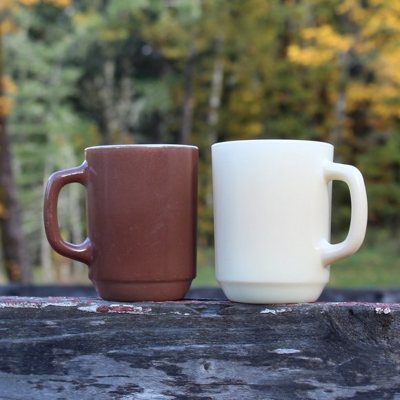 Fire King 1950s pair of mugs ~Burnt red ~ Off white~"D" handled for larger hands - Picture 1 of 5